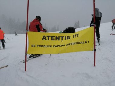 Salvamontiştii din Braşov îi îndeamnă la prudenţă pe turişti, în condiţiile în care se lucrează la înzăpezirea artificială a pârtiilor şi pot surveni accidentări

