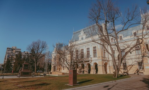 Primăria Iaşi aderă la proiectul ”Vinerea Verde” iniţiat de Ministerul Mediului, astfel că toate parcările municipalităţii vor fi închise pentru maşinile angajaţilor. Aceştia sunt încurajaţi să utilizeze mijloacele de transport în comun

