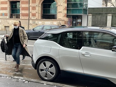 Vinerea verde - Raluca Turcan a venit la Ministerul Muncii cu o maşină electrică - FOTO
