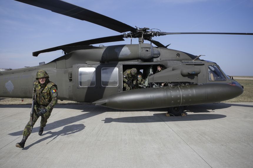 Ambasada SUA în România anunţă că  aproximativ 10 elicoptere ale Forţelor Terestre ale Statelor Unite vor decola de la baza Mihail Kogălniceanu către bazele de antrenament din  Letonia, în perioada 12-16 martie