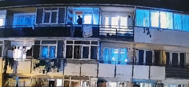 Piteşti: Familie care locuieşte în blocul social al Primăriei, filmată în mod repetat aruncând gunoiul peste balcon. Administraţia anunţă că cere în instanţă evacuarea - VIDEO
