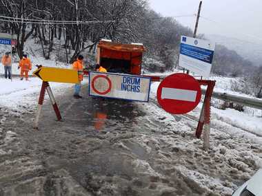UPDATE - Circulaţia pe DN 14, oprită între Daneş şi Sighişoara, unde există pericolul căderii de arbori pe şosea/ Care sunt rutele ocolitoare