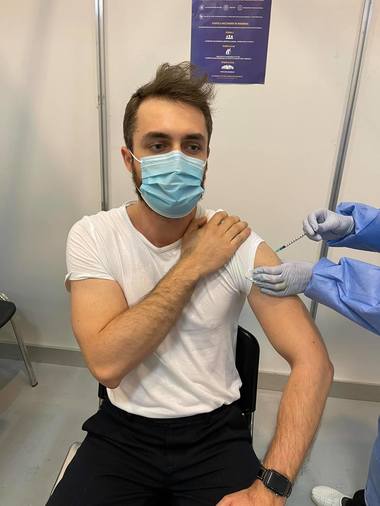 UPDATE - Bărbat din Bucureşti, vaccinat la rapel cu Moderna, deşi la prima doză a primit serul Pfizer / El a spus că a fost vaccinat cu Pfizer, având chiar şi adeverinţa la el / Cum a gestionat situaţia personalul centrului / Valeriu Gheorghiţă l-a sunat 