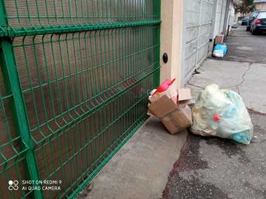 Operatorul de salubritate din Ploieşti a primit nouă amenzi după ce, în ultimele trei zile, oamenii au rămas cu gunoiul neridicat, la porţi. De la începutul anului, firma Rosal a primit zeci de amenzi pentru nerespectarea contractului
