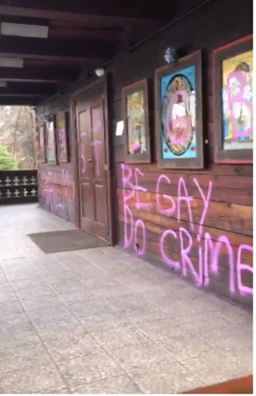 Biserica din Parcul IOR, vandalizată. Purtătorul de cuvânt al Patriarhiei: Toleranţa clamată isteric de nucleele ideologice ale LGBT, mai recent BLM sau ANTIFA, loveşte din nou - VIDEO