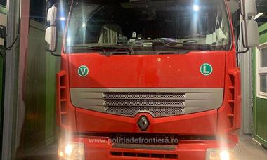 Poliţiştii de frontieră au descoperit 46 de cetăţeni străini, ascunşi într-un camion, la vama Borş II - VIDEO