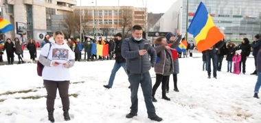 Câteva zeci de persoane, la un miting denumit „Starea de libertate” în Centrul Civic al Braşovului 