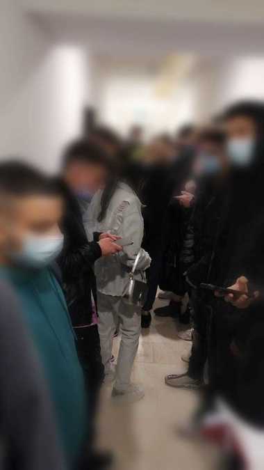 Un tânăr, care trebuia să fie în carantină, a fost găsit de poliţişti la o petrecere în Capitală, cu alţi 18 tineri / Toţi au fost amendaţi 