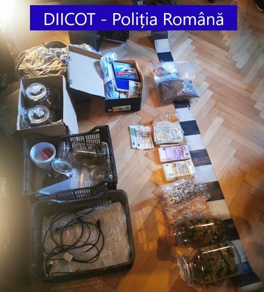 DIICOT: Patru membri ai unei grupări specializate în trafic de droguri, arestaţi preventiv - FOTO