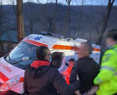 Vrancea: Poliţiştii au intervenit în cazul unui bărbat care s-a încuiat în locuinţă şi ameninţa că se sinucide - FOTO