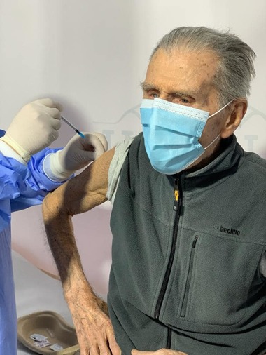 Veteran de război în vârstă de 99 de ani, după ce s-a vaccinat: Toţi să vină. E necesar. Fără vaccin nu se poate să mergem mai departe


