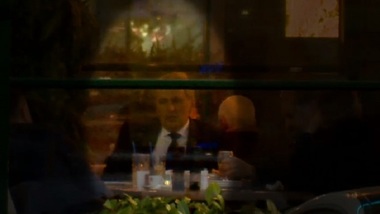 UPDATE - Fostul ministru Marcel Vela, filmat la o terasă din Capitală cu pereţi pe toate laturile/ Prefectul Capitalei: Imaginile mi se par revoltătoare; cei care organizează genul acesta de activităţi nu au minimă empatie / Vela: Era acoperişul rabatat