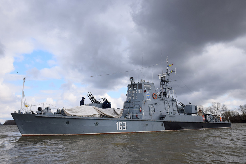 Zece nave militare fac instrucţie pe Dunăre şi pe braţul Măcin