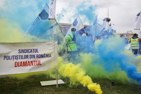 Dosar penal după protestul cu fumigene de la Ministerul de Interne / Sindicaliştii care au protestat în Piaţa Victoriei, amendaţi cu 6.000 de lei