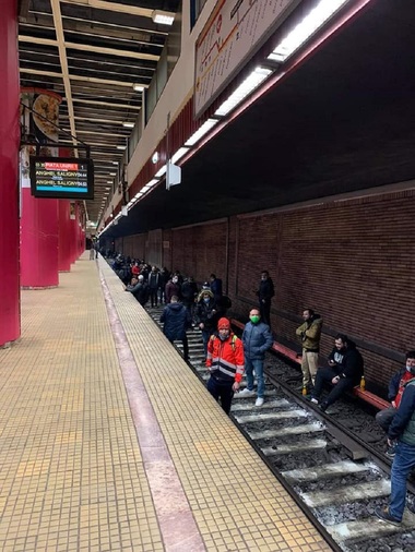 Protest la metrou - Cîţu: Bucureştenii nu trebuie să sufere pentru că un fost deputat pesedist pierde sinecuri / Primari: Bucureştenii nu pot fi prizonierii unui abuz sindicalist / PSD: A venit iar rândul PSD să fie vinovat / Ce spun Cioloş şi Barna

