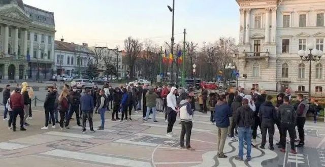 Protest spontan la Arad, unde oamenii sunt nemulţumiţi de noile restricţii