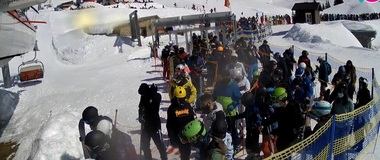 Zeci de turişti, la coadă la telegondola din Sinaia. Peste 2.600 de oameni au urcat sâmbătă, cu telegondola, la Cota 2000 în Bucegi