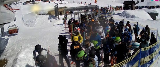 Zeci de turişti, la coadă la telegondola din Sinaia. Peste 2.600 de oameni au urcat sâmbătă, cu telegondola, la Cota 2000 în Bucegi