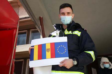 UPDATE - Comitetul de coordonare a vaccinării: 50.400 doze de vaccin AstraZeneca au plecat către Republica Moldova / Cîţu: Este un ajutor umanitar care vine în sprijinul Republicii Moldova în efortul de a limita efectele dramatice ale pandemiei