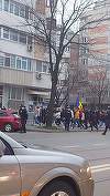 Peste o sută de persoane protestează, la Brăila, faţă de noile restricţii