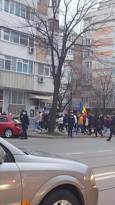 Peste o sută de persoane protestează, la Brăila, faţă de noile restricţii