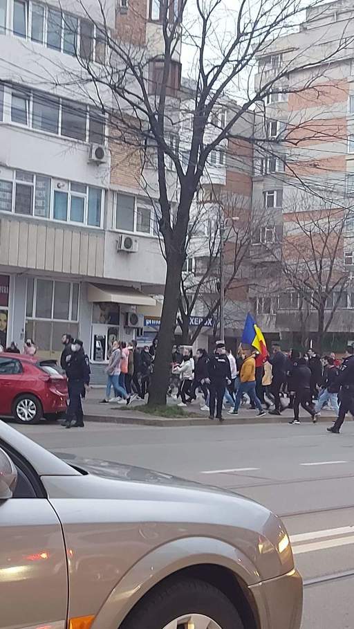 Peste o sută de persoane protestează, la Brăila, faţă de noile restricţii