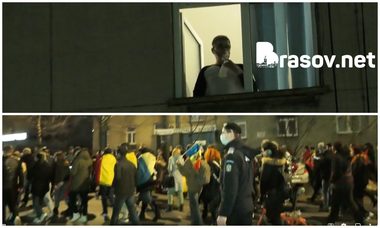 Un bolnav de COVID care respiră cu ajutorul unei măşti de oxigen priveşte de la geamul salonului de spital protestele anti-restricţii din Braşov 