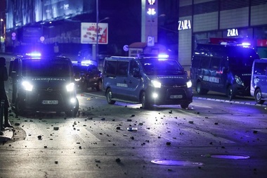 UPDATE - Violenţe în Capitală - Au fost identificate 188 de persoane implicate în incidente, 12 jandarmi au fost răniţi / 222 de amenzi în valoare de peste 200 de milioane de lei / Se fac cercetări pentru ultraj, tulburarea ordinii publice, distrugere