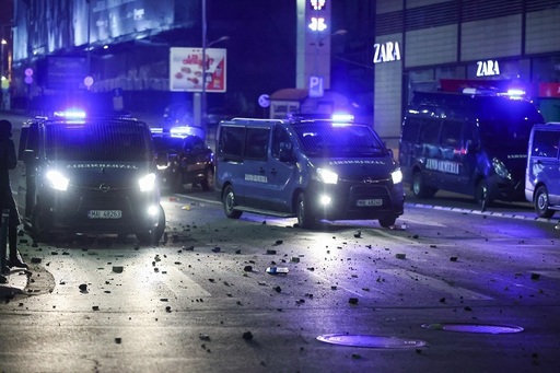 UPDATE - Violenţe în Capitală - Au fost identificate 188 de persoane implicate în incidente, 12 jandarmi au fost răniţi / 222 de amenzi în valoare de peste 200 de milioane de lei / Se fac cercetări pentru ultraj, tulburarea ordinii publice, distrugere
