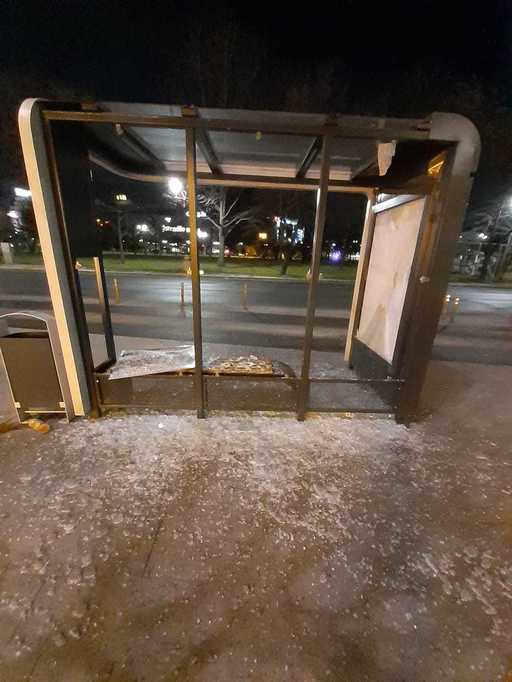 Poliţia Locală Bucureşti a evaluat pagubele în urma protestului: Patru staţii STB vandalizate, costul fiind de aproximativ 32.000 euro - FOTO