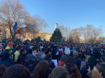 Constanţa: Aproximativ 100 de persoane protestează faţă de restricţiile impuse de Guvern în contextul pandemiei COVID-19