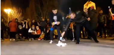 Galaţi: Arme albe, găsite asupra unor participanţi la protest / Un jandarm a plătit taxiul pentru un băiat de 13 ani şi bunica lui, deşi asupra copilului găsise un briceag 