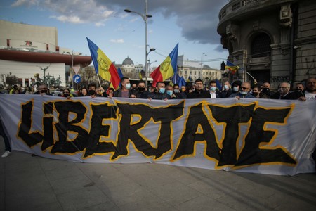 UPDATE - Un nou protest în Capitală - Manifestanţii au reclamat măsurile impuse pentru limitarea pandemiei / Marş către sediul Guvernului / Protestul s-a finalizat

