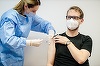 Primarul municipiului Timişoara, Dominic Fritz, a anunţat că s-a vaccinat împotriva COVID-19: Am pus şi eu un umăr pentru Timişoara. Pare netonifiat, dar muşchii mei sunt pe dinăuntru
