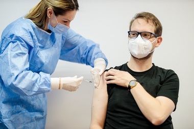 Primarul municipiului Timişoara, Dominic Fritz, a anunţat că s-a vaccinat împotriva COVID-19: Am pus şi eu un umăr pentru Timişoara. Pare netonifiat, dar muşchii mei sunt pe dinăuntru
