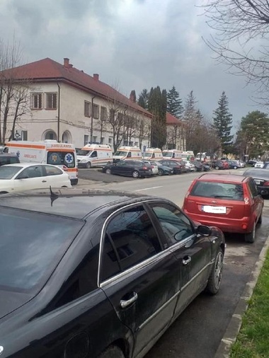 UPDATE - Imagine cu ambulanţe aşteptând la rând la Spitalul de Boli Infecţioase Braşov - Medic: Situaţia E foarte gravă, nu sunt dispuse spitalele să intre în COVID şi noi şi UPU ne dăm de ceasul morţii / Fotografia, distribuită şi de ministrul Sănătăţii
