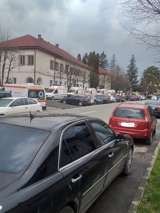 UPDATE - Imagine cu ambulanţe aşteptând la rând la Spitalul de Boli Infecţioase Braşov - Medic: Situaţia E foarte gravă, nu sunt dispuse spitalele să intre în COVID şi noi şi UPU ne dăm de ceasul morţii / Fotografia, distribuită şi de ministrul Sănătăţii
