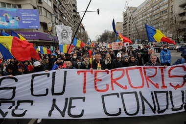 UPDATE - Încă o zi de manifestaţii împotriva restricţiilor impuse în contextul pandemiei - Câteva sute de persoane au protestat în Piaţa Victoriei, după care au plecat spre Palatul Parlamentului. Protestul s-a încheiat - FOTO, VIDEO
