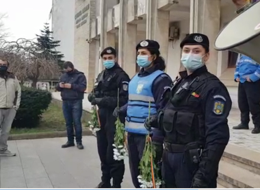 Proteste la Constanţa faţă de restricţiile impuse pentru a preveni răspândirea COVID-19 - Protestatarii au oferit flori celor trei femei jandarm  care asigură ordinea publică la Prefectura Constanţa - FOTO, VIDEO