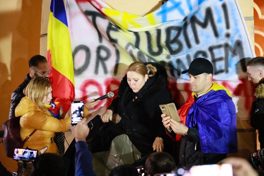 UPDATE - Buzău - Senatorul Diana Şoşoacă s-a alăturat unui grup de aproximativ 30 de protestatari faţă de restriicţiile impuse în contextul pandemiei. Ea a prezentat un sac în care a susţinut că sunt puşi cei care mor de COVID - FOTO, VIDEO