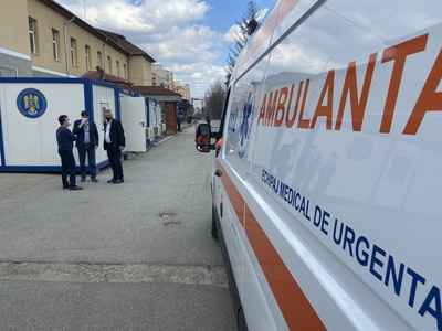 Prefectura Hunedoara: Spitalul Judeţean de Urgenţă se află într-o situaţie critică: sunt ocupate toate locurile de la ATI şi din secţiile care tratează pacienţi cu COVID-19/ Ambulanţele sunt nevoite să aştepte zeci de minute