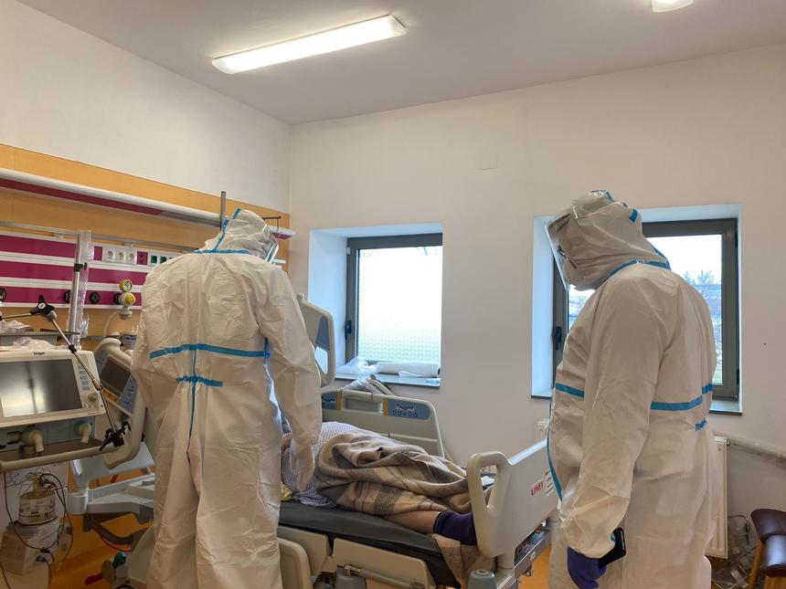 Situaţie critică din cauza numărului mare de pacienţi cu COVID-19, la Craiova/ Prefectură: La Spitalul Judeţean, sunt 47 de pacienţi ventilaţi mecanic/ Pacienţii din izolator sunt conectaţi la aparate, aşteptând un pat la ATI