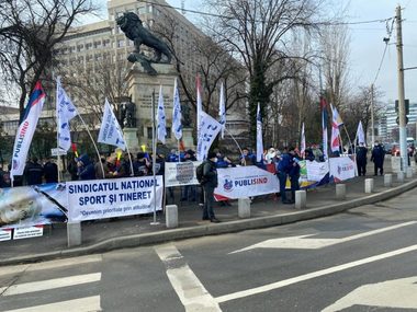 Protest al Sindicatului Naţional Sport şi Tineret, în faţa ministerului de resort/ Sindicaliştii reclamă lipsa consultărilor cu specialiştii din federaţii şi finanţări "sub limita sărăciei"