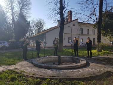 Cadou muzical din partea Filarmonicii de Stat Arad pentru personalul de la Spitalul Judeţean - Mai mulţi instrumentişti au cântat în curtea unităţii medicale/ Medic: Vă mulţumim pentru susţinere

