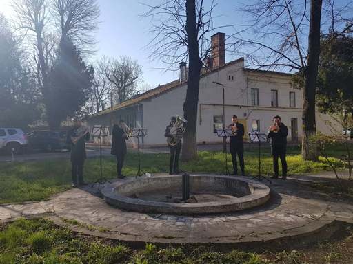 Cadou muzical din partea Filarmonicii de Stat Arad pentru personalul de la Spitalul Judeţean - Mai mulţi instrumentişti au cântat în curtea unităţii medicale/ Medic: Vă mulţumim pentru susţinere

