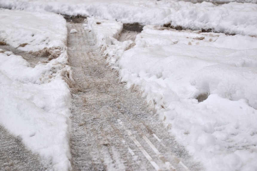 UPDATE - Trafic îngreunat în municipiul Braşov din cauza căderilor masive de zăpadă / Primăria acuză firma de deszăpezire că nu a intervenit corespunzător, urmând a fi sancţionată / Celulă de criză la Primărie - FOTO

