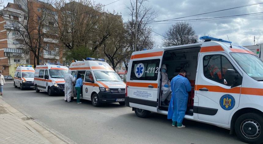Preşedintele Cosiliului Judeţean Arad publică o fotografie cu ambulanţe care stau la rând pentru a preda pacienţi bolnavi, la Spitalul Judeţean: Păziţi-vă sănătatea, nu vă lăsaţi influenţaţi de cei care nu iau în serios protecţia împotriva Covid-19