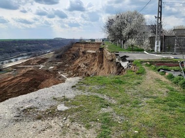 Prefectul de Constanţa solicită Administraţiei Canalelor Navigabile realizarea urgentă a expertizei în cazul alunecării de teren de la Cumpăna, pentru a se stabili dacă este nevoie şi de evacuarea altor persoane 