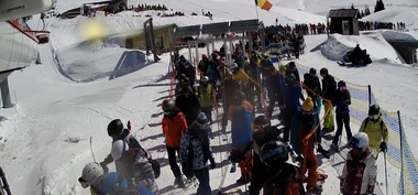 Coadă de sute de turişti la mijloacele de transport pe cablu care deservesc domeniul schiabil al staţiunii Sinaia 

