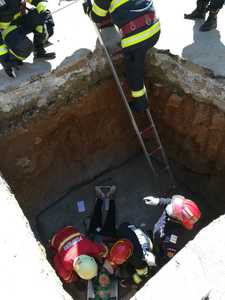 O femeie de 92 de ani a căzut într-o groapă de doi metri din Craiova. Ea a fost scoasă de pompieri, era conştientă şi a fost dusă la spital  
